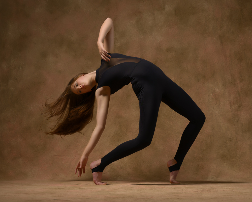 Contemporary dancer in hinge in forced arch