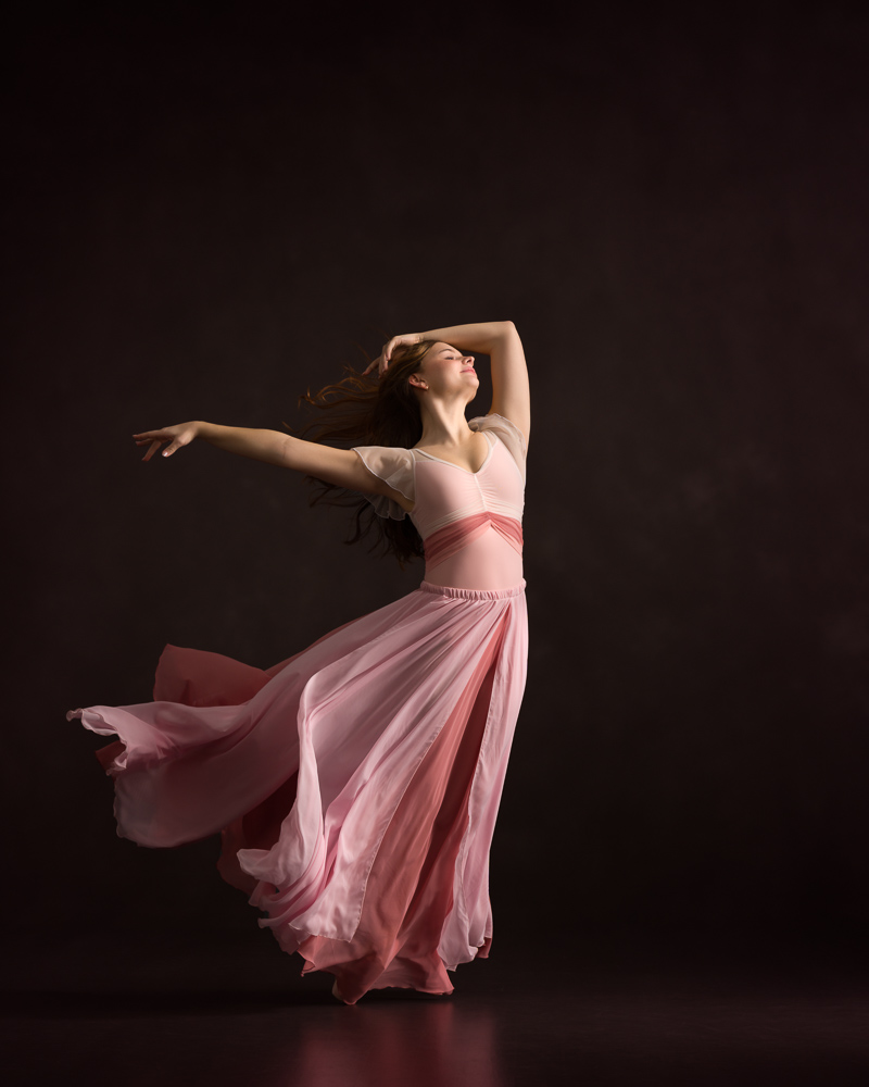 Flowy skirt from oodelooo and dancer moving forward against the wind