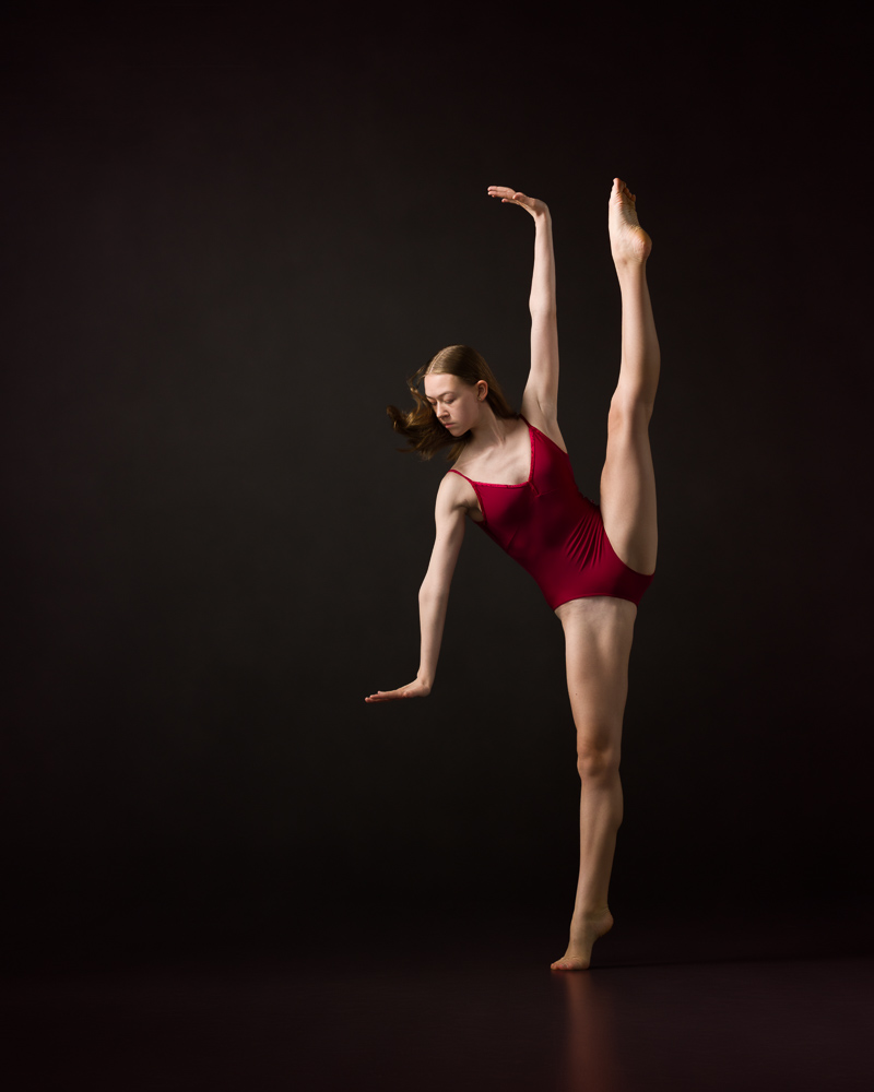Contemporary Dancer in ala seconde with flexed wrists